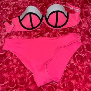 Medium / 36B Victoria Secret bathing suit